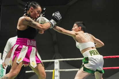 Isabel Rivero durante la defensa del cinturón de peso mínimo ante Gutiérrez. / J. M. LOSTAU