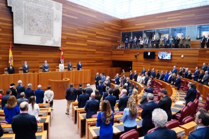Minuto de silencio por Sergio, el joven asesinado en Burgos, en las Cortes de Castilla y León - ICAL