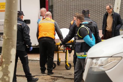 Muere un trabajador en un accidente laboral en las obras de la red de calor de Villa de Prado en Valladolid.-J. M. LOSTAU