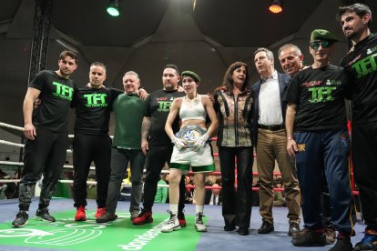Isabel Rivero durante la defensa del cinturón de peso mínimo ante Gutiérrez. / J. M. LOSTAU