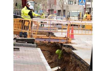 Muere un trabajador en un accidente laboral en las obras de la red de calor de Villa de Prado en Valladolid.-J. M. LOSTAU