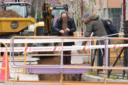 Muere un trabajador en un accidente laboral en las obras de la red de calor de Villa de Prado en Valladolid.-J. M. LOSTAU