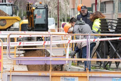 Muere un trabajador en un accidente laboral en las obras de la red de calor de Villa de Prado en Valladolid.-J. M. LOSTAU