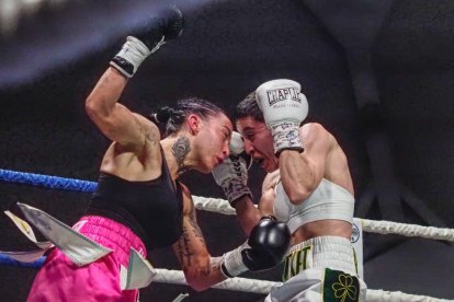 Rivero, de blanco, durante un asalto ante Gutiérrez. / Mariano González