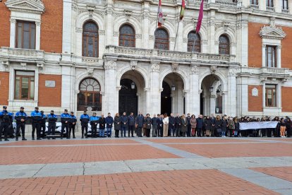 Minuto de silencio en la plaza Mayor por Sergio, el joven asesinado en Burgos - POLICIA MUNICIPAL