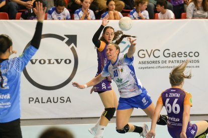 Encuentro entre el Caja Rural Aula y Balonmano Gijón. / LOSTAU