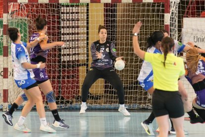 Encuentro entre el Caja Rural Aula y Balonmano Gijón. / LOSTAU
