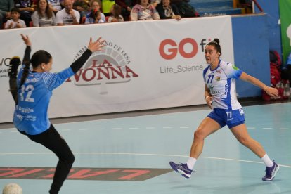 Encuentro entre el Caja Rural Aula y Balonmano Gijón. / LOSTAU