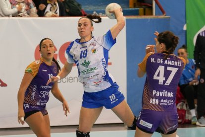 Encuentro entre el Caja Rural Aula y Balonmano Gijón. / LOSTAU