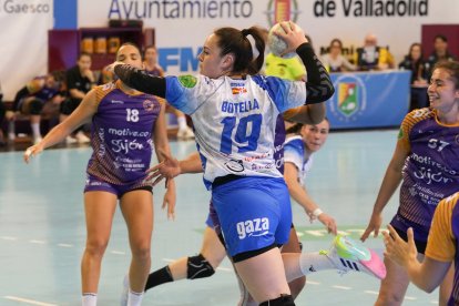 Encuentro entre el Caja Rural Aula y Balonmano Gijón. / LOSTAU