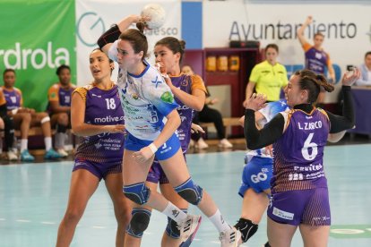 Encuentro entre el Caja Rural Aula y Balonmano Gijón. / LOSTAU