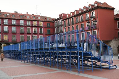 Instalación de las gradas para la Semana Santa en la plaza Mayor de Valladolid. / LOSTAU