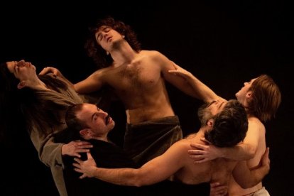 Alberto Velasco, segundo por la izquierda, en 'Los nadadores diurnos'