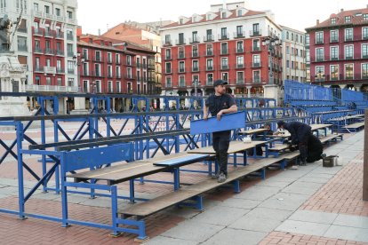 Instalación de las gradas para la Semana Santa en la plaza Mayor de Valladolid. / LOSTAU