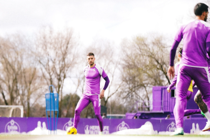 Javi Sánchez, en el entrenamiento de este martes en los Anexos de Zorrilla. / IÑAKI SOLA / RVCF
