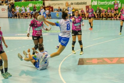 Elba Álvarez se cuela entre líneas en el duelo ante el BM Elche jugado en Huerta del Rey. / PHOTOGENIC