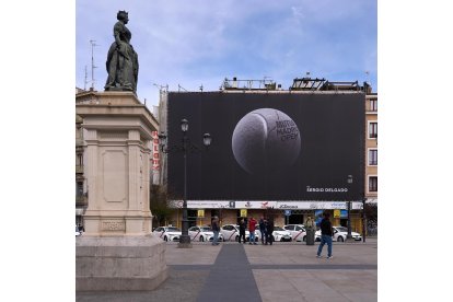 Pancarta instalada frente al Teatro Real de Madrid en recuerdo a Sergio Delgado. X: MutuaMadridOpen