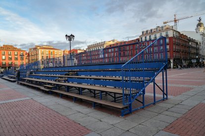 Instalación de las gradas para la Semana Santa en la plaza Mayor de Valladolid. / LOSTAU
