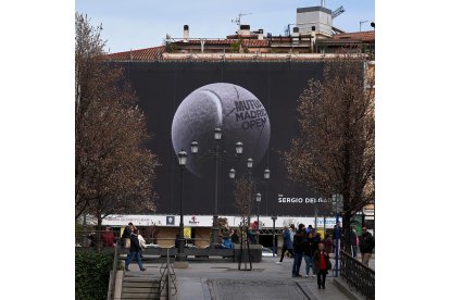 Pancarta instalada frente al Teatro Real de Madrid en recuerdo a Sergio Delgado. X: MutuaMadridOpen