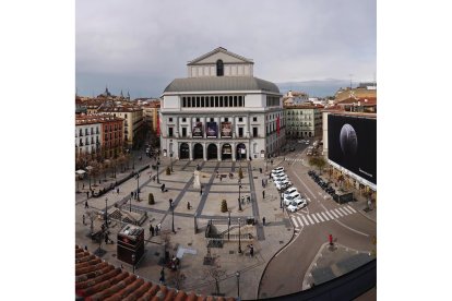 Pancarta instalada frente al Teatro Real de Madrid en recuerdo a Sergio Delgado. X: MutuaMadridOpen