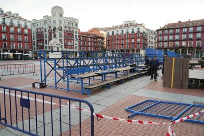 Instalación de las gradas para la Semana Santa en la plaza Mayor de Valladolid. / LOSTAU