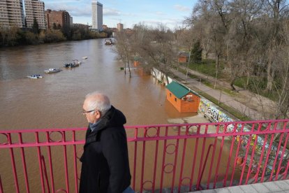 11 03 18 29 Imagen de la crecida del Pisuerga a su paso por la capital. -J.M. LOSTAU.