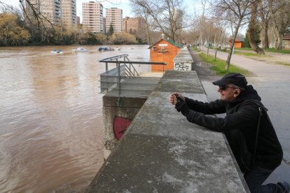 Imagen de la crecida del Pisuerga a su paso por la capital. -J.M. LOSTAU.