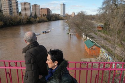 Imagen de la crecida del Pisuerga a su paso por la capital. -J.M. LOSTAU.
