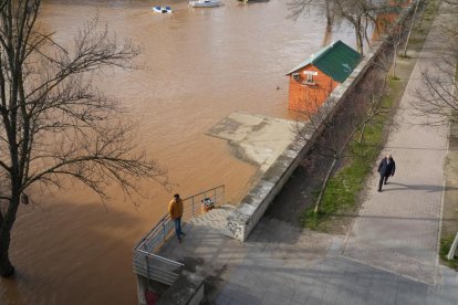 Imagen de la crecida del Pisuerga a su paso por la capital. -J.M. LOSTAU.
