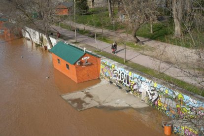 11 03 18 28 Imagen de la crecida del Pisuerga a su paso por la capital. -J.M. LOSTAU.