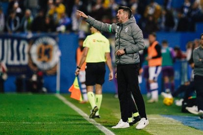 Paulo Pezzolano hace indicaciones a sus jugadores desde la banda. IÑAKI SOLA / RVCF