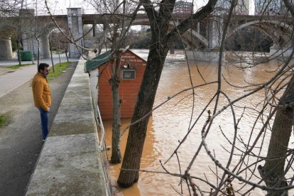 11 03 18 28 Imagen de la crecida del Pisuerga a su paso por la capital. -J.M. LOSTAU.