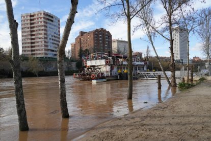 Imagen de la crecida del Pisuerga a su paso por la capital. -J.M. LOSTAU.