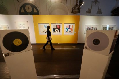 Una mujer camina entre obras de Hirst y Murakami. | M. A. SANTOS
