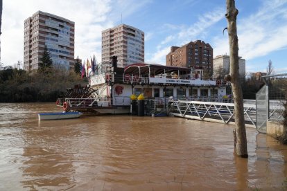 Imagen de la crecida del Pisuerga a su paso por la capital. -J.M. LOSTAU.