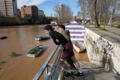 Imagen de la crecida del Pisuerga a su paso por la capital. -J.M. LOSTAU.