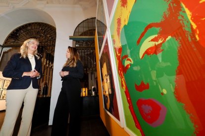 Carvajal y Montinaro junto a serigrafías de Warhol. | M. A. SANTOS