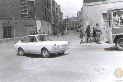 La calle Covadonga de Valladolid, con peatones y vehículos circulando en 1970 - ARCHIVO MUNICIPAL