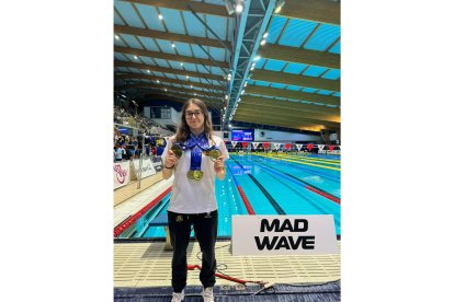 Nayara Pineda posa con las medallas. / F. S.