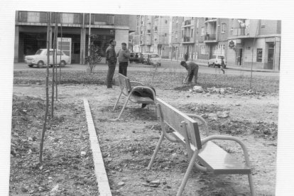 Obras de urbanización en los jardines de la plaza de las Batallas, al fondo la calle Covadonga. - ARCHIVO MUNICIPAL
