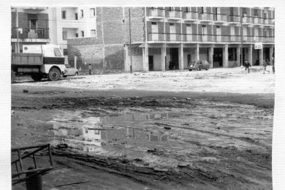 Vista de la intersección de la plaza de las Batallas y la calle Covadonga sin urbanizar. - ARCHIVO MUNICIPAL