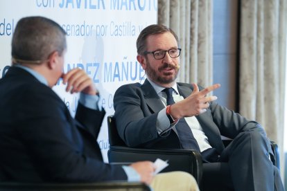 Foto de Javier Maroto y Pablo Lago durante el Club de Prensa El Mundo – Diario de Castilla y León ‘Conversaciones Políticas con Javier Maroto'. -J.M. LOSTAU.