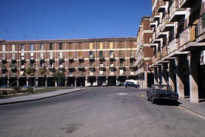 Vista de uno de los cruces de la calle Covadonga con la plaza de las Batallas en 1977. - ARCHIVO MUNICIPAL