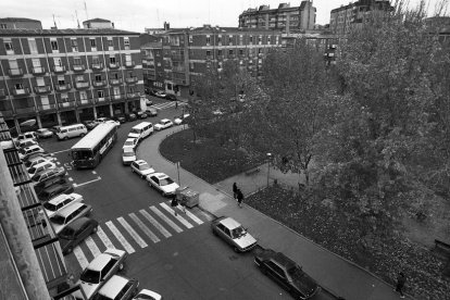 Vista de uno de los cruces de la calle Covadonga con la plaza de las Batallas en 1996. - J.M. LOSTAU