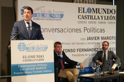 El presentador Alfonso Fernández Mañueco, Presidente de la Junta de Castilla y León; durante  el Club de Prensa El Mundo – Diario de Castilla y León ‘Conversaciones Políticas con Javier Maroto'. -J.M. LOSTAU.