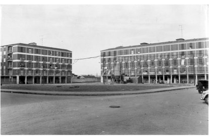 Vista de la plaza de las Batallas durante su construcción en los años 60, a la izquierda el acceso a la calle Covadonga. - ARCHIVO MUNICIPAL