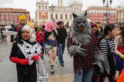 Imagen del desfile Cosplay del Salón del Cómic y el Manga en la Plaza Mayor de Valladolid. J.M. LOSTAU.