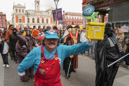 Imagen del desfile Cosplay del Salón del Cómic y el Manga en la Plaza Mayor de Valladolid. J.M. LOSTAU.