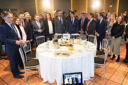 Carlos Manuel García Carbayo (Alcalde de Salamanca); Rocío Lucas Navas (Consejera de Educación de la Junta de Catsilla y León); José Antonio Bermúdez de Castro (Vicepresidente Segundo y Diputado del Grupo Popular de Salamanca); Isabel Blanco Llamas (Consejera de Familia e Igualdad de Oportunidades); Luis Miguel González Gago (Consejero de la Presidencia de la Junta de Castilla y León); Adriana Ulibarri Fernández ( Consejera y Delegada de Edigrup); Javier Maroto (Vicepresidente del Senado); Alfonso Fernández Mañueco (Presidente de la Junta de Castilla y León); Pablo Lago (Director de El Mundo-Diario de Castilla y León); ); Francisco Javier Vázquez Requero (Vicepresidente Primero de las Cortes de Castilla y León); Conrado Íscar (Presidente de la Diputación de Valladolid); Raquel Alonso (Delegada Territorial de Valladolid); Marías González (Consejera de Movilidad) y José Mazarías (Alcalde del Ayuntamiento de Segovia). Club de Prensa El Mundo – Diario de Castilla y León ‘Conversaciones Políticas con Javier Maroto'. -J.M. LOSTAU.