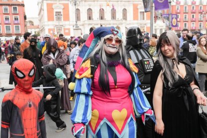 Imagen del desfile Cosplay del Salón del Cómic y el Manga en la Plaza Mayor de Valladolid. J.M. LOSTAU.